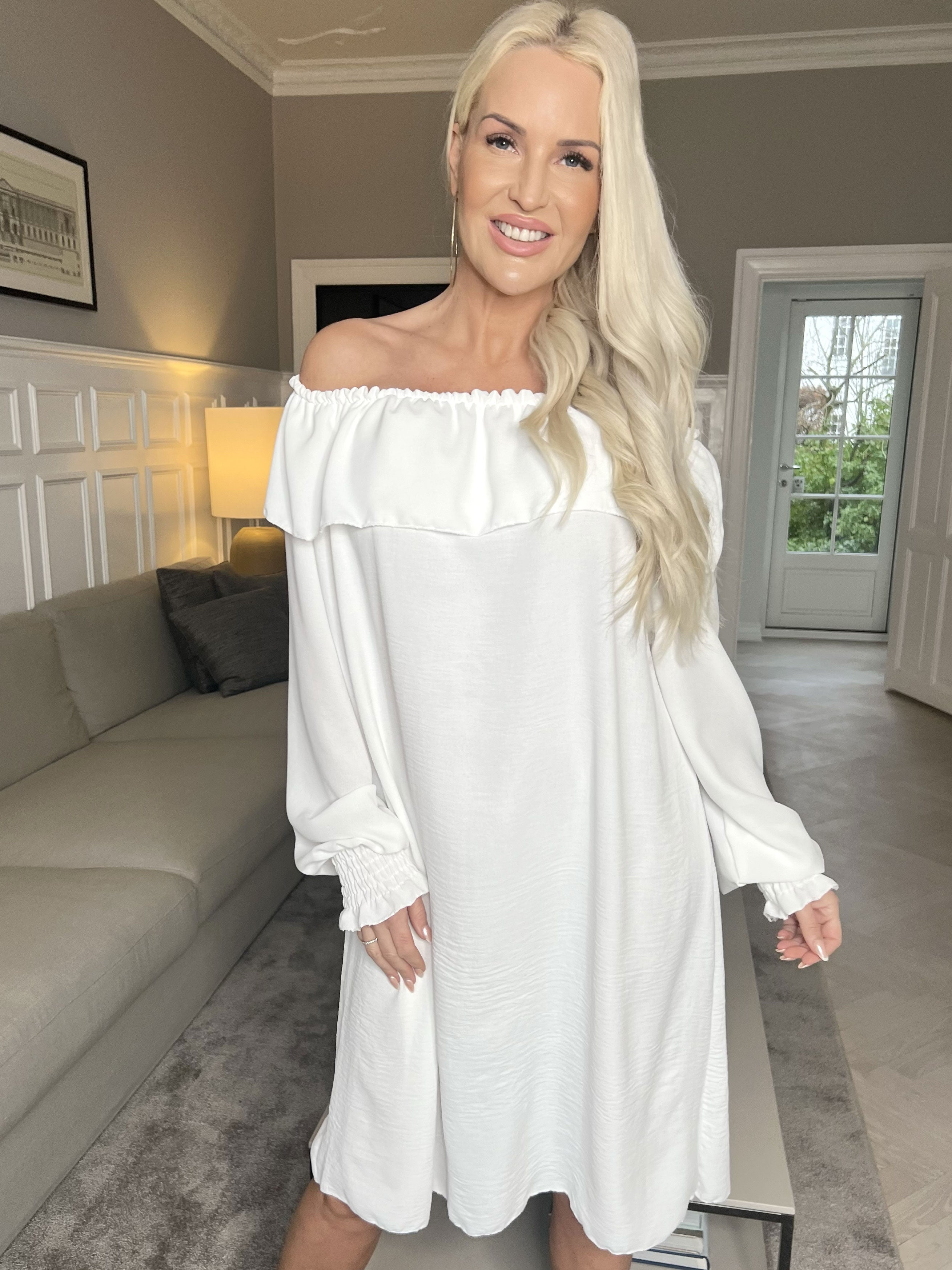 Elpida - Sød kjole med flæsekant og smock ved ærmet